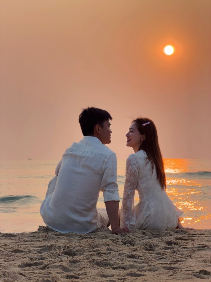 Ca sĩ Hòa Minzy bên bạn trai Văn Cương ở biển Đà Nẵng hồi cuối tháng 4. Ảnh: Facebook Hoa Nguyen