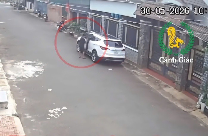 Cháu trai 12 tuổi lên xe ô tô lái qua nhiều con hẻm