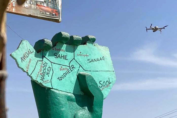 Thiết bị bay không người lái (drone) bay lượn phía trên một bức tượng ở TP Hargeisa, Somaliland, hồi tháng 2-2022. Ảnh: AP