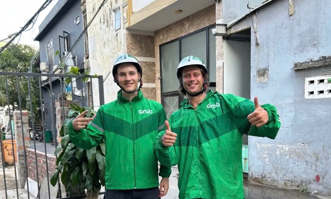 Rinat Donskikh (trái), 21 tuổi, người Kazakhstan và Vladyslav Novak, 29 tuổi, quốc tịch Ukraine mặc áo và mũ của Grab, tháng 5/2026. Ảnh: Rinat.nt2@TikTok