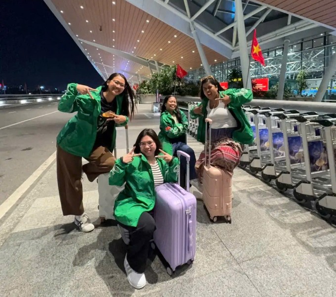 Romelyn Sadiwa, 25 tuổi, người Philippines và nhóm bạn mặc đồng phục Grab trong chuyến du lịch Việt Nam, năm 2026. Ảnh: Omeeelette@TikTok