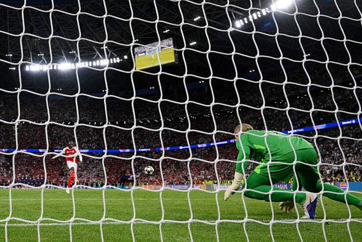 Eze của Arsenal là người đá hỏng đầu tiên, sút chệch cột dọc ở lượt thứ 2