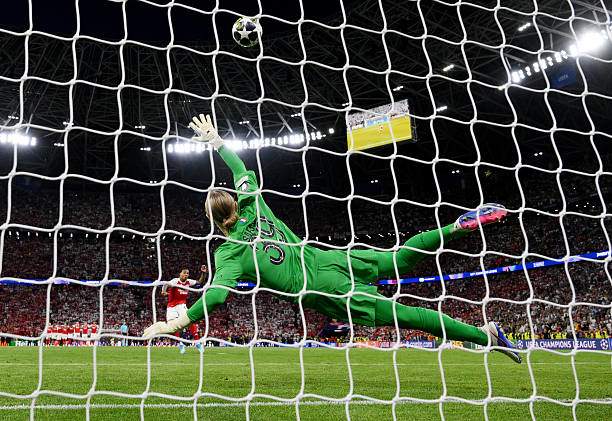 Nhưng ở lượt thứ 5, Gabriel của Arsenal đã sút vọt xà ngang, mang lại chiến thắng 4-3 cho PSG