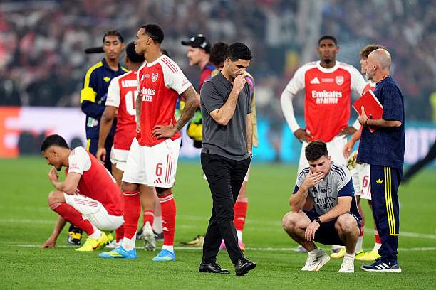 Mikel Arteta đi an ủi các học trò, nhưng cũng chính ông phải cố kìm những giọt nước mắt