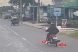 Video: Sửng sốt xe máy bị cong vành cực nặng, lái xe vẫn phi vèo vèo
