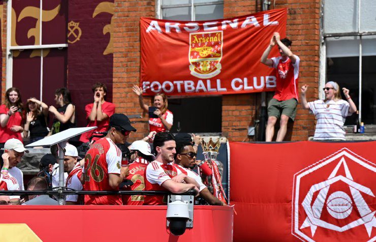 Arsenal rước cúp vô địch Ngoại hạng Anh: Rice tuyên bố năm sau sẽ lại rước cúp - 5