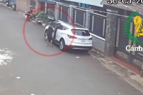 CLIP: Thót tim với bé trai 12 tuổi lái ô tô qua nhiều hẻm