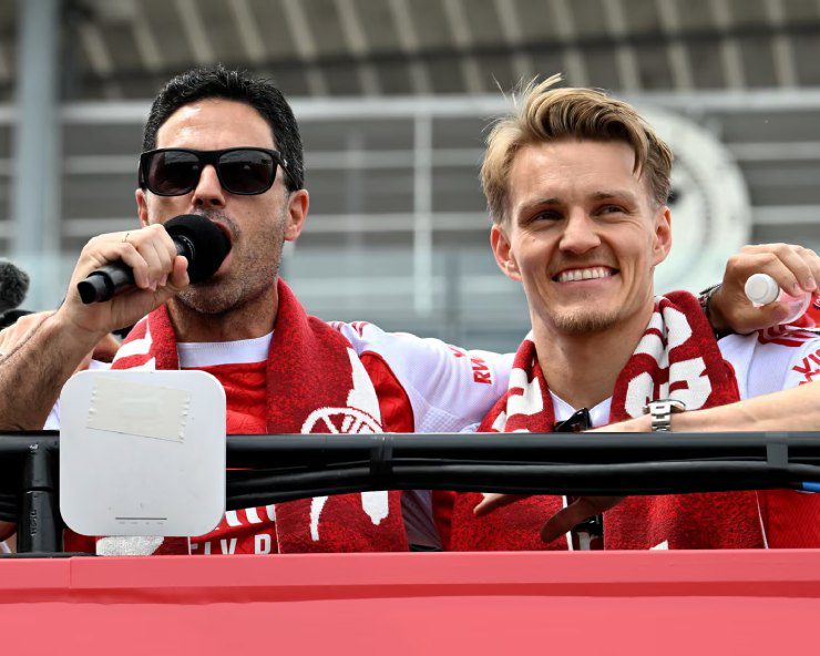 Arsenal rước cúp vô địch Ngoại hạng Anh: Rice tuyên bố năm sau sẽ lại rước cúp - 6