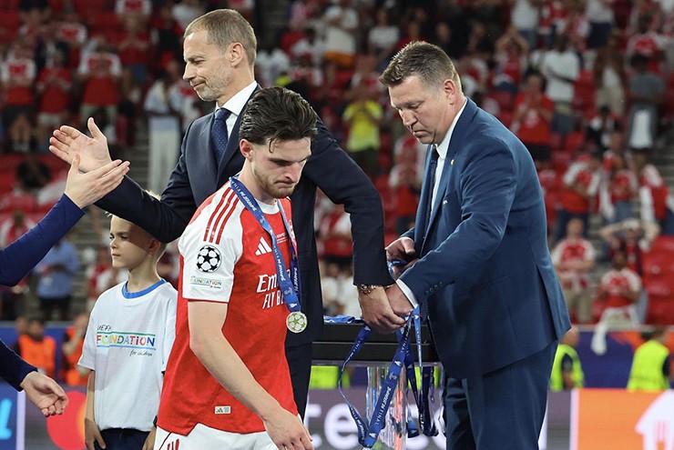 Sự thất vọng của Declan Rice trong lễ trao huy chương