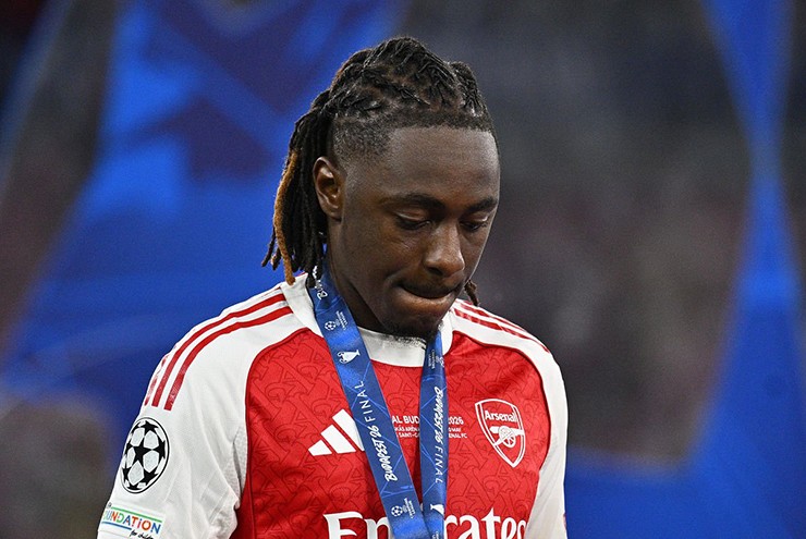 Eze đưa bóng đi chệch khung thành trong loạt sút luân lưu của Arsenal trước PSG