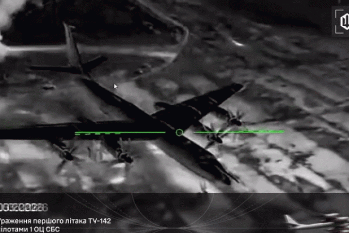 UAV Ukraine phá hủy máy bay liên lạc hạt nhân cực hiếm Tu-142MR của Nga?