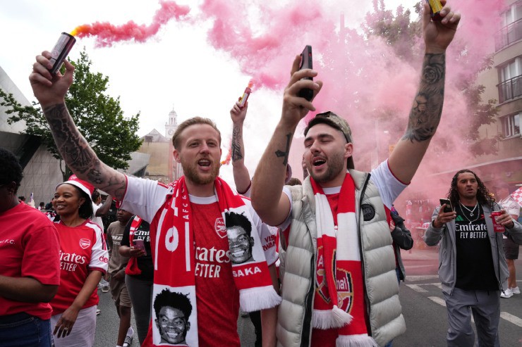 Arsenal rước cúp vô địch Ngoại hạng Anh: Rice tuyên bố năm sau sẽ lại rước cúp - 12