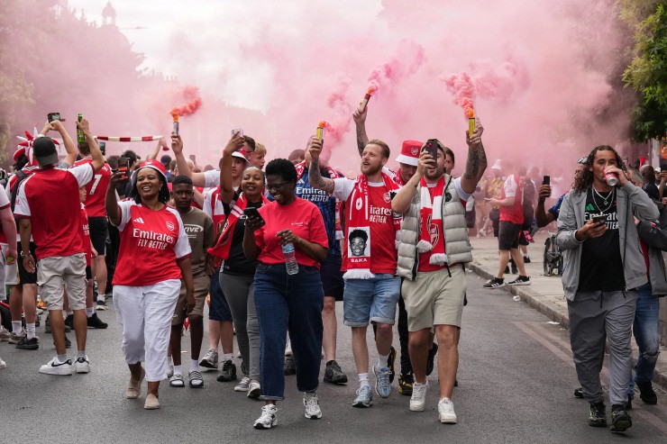 Arsenal rước cúp vô địch Ngoại hạng Anh: Rice tuyên bố năm sau sẽ lại rước cúp - 13