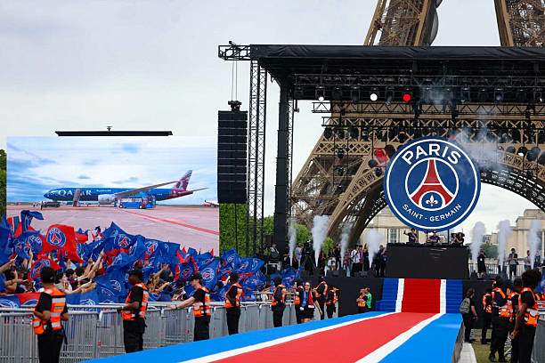Sân khấu ăn mừng của PSG, với tháp Eiffel làm nền