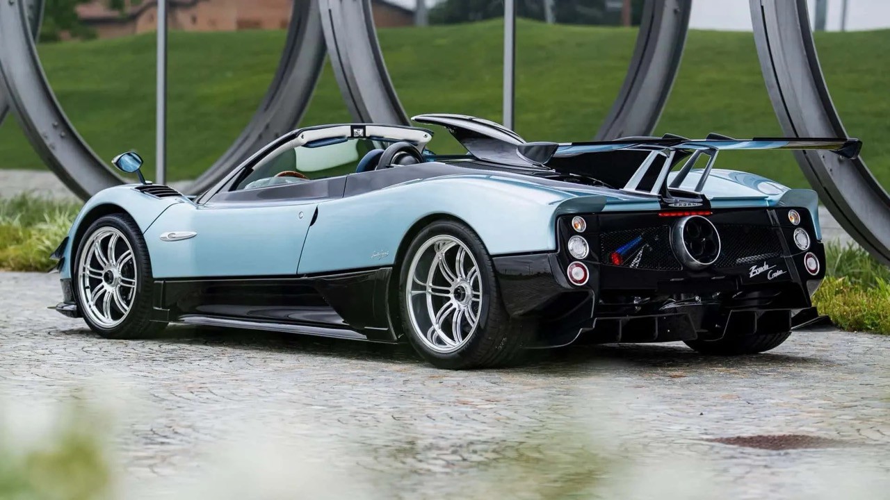 Chi tiết hốc gió trên mui lấy cảm hứng từ bản Zonda Cinque và vây cá mập vẫn được giữ nguyên vị trí.