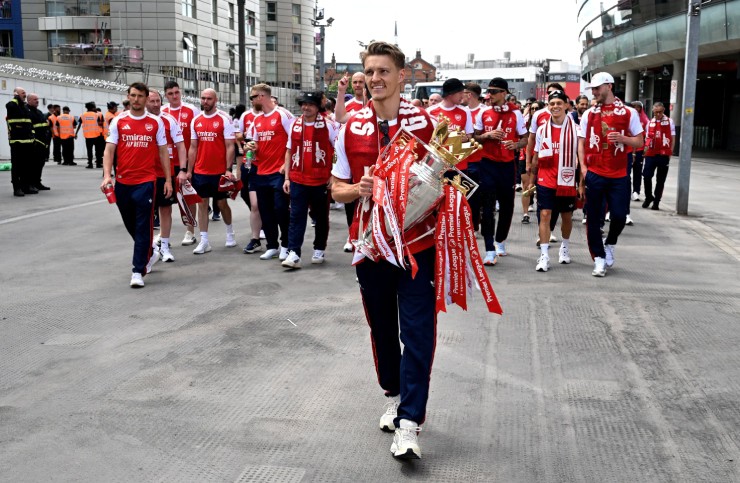 Arsenal rước cúp vô địch Ngoại hạng Anh: Rice tuyên bố năm sau sẽ lại rước cúp - 10