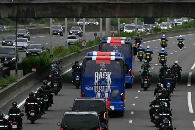 Đoàn xe bus của PSG tiến về Paris hộ tống bởi lực lượng cảnh sát hùng hậu