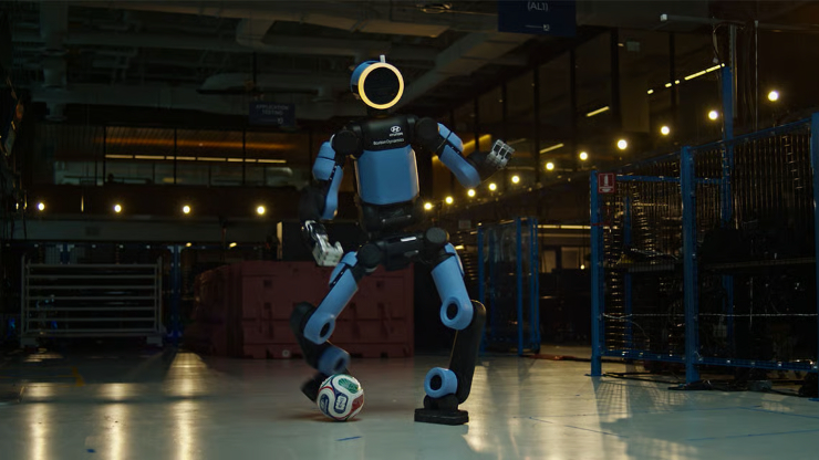 Robot Atlas của Hyundai đang trình diễn kỹ thuật bóng đá thượng thừa.