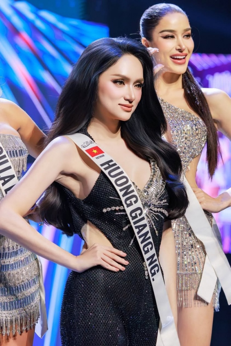 Hương Giang nhận giải - World's Choice Awards.