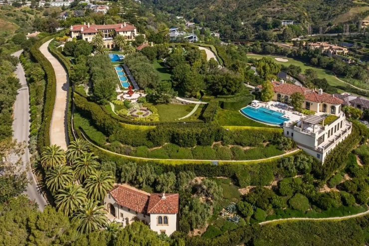 Biệt thự nằm tại khu Bel Air, Los Angeles, Mỹ, được rao bán với giá 400 triệu USD, tương đương khoảng 10.532 tỷ đồng.