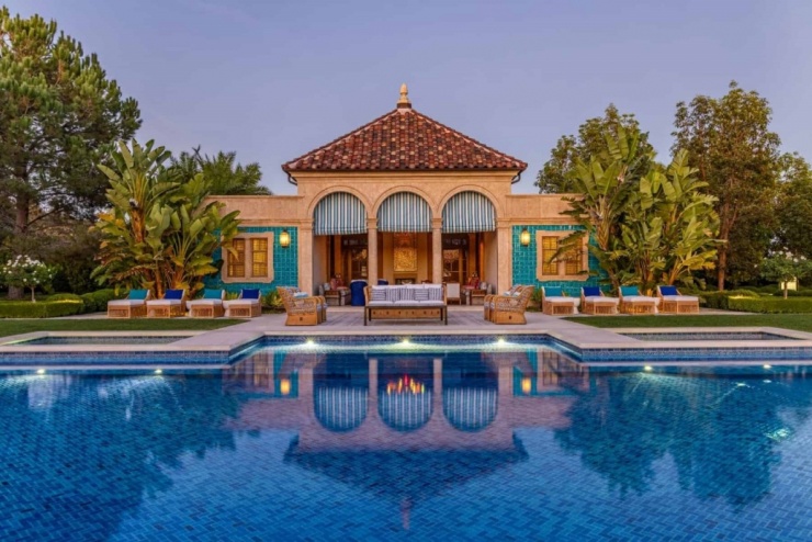 Khu nhà khách rộng khoảng 2.800 m2, có 6 phòng ngủ cho khách, 10 phòng ngủ cho nhân viên, bếp riêng, phòng gym và hồ bơi ngoài trời.