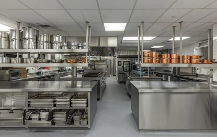 Khu bếp rộng hơn 270 m2. Ngoài bếp chính, biệt thự còn có bếp gia đình và 12 phòng phụ trợ cho quản gia, phục vụ vận hành, lưu trữ và chuẩn bị bữa ăn.
