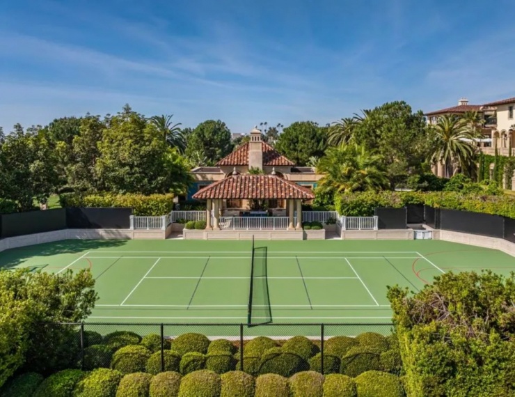 Ngoài trời, sân tennis được thiết kế có khu vực quan sát riêng.