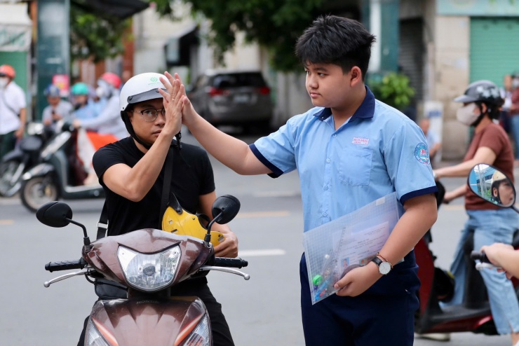 Những khoảnh khắc đẹp trong ngày thi lớp 10 ở TPHCM - 3