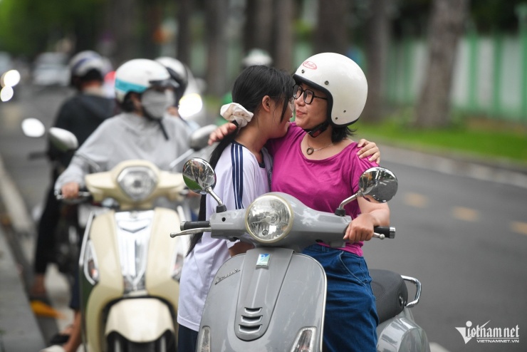 Phụ huynh đồng hành cùng thí sinh trong kỳ thi lớp 10 TPHCM. Ảnh: Nguyễn Huế