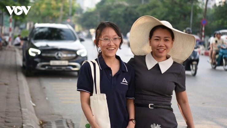 Chị Hiền đưa con đến điểm thi Trường THPT chuyên Hà Nội - Amsterdam trong sáng 1/6.