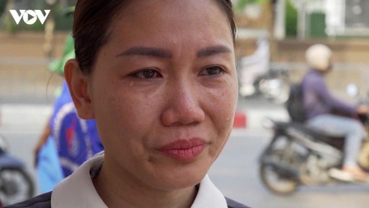 Chị Hiền nghẹn ngào chia sẻ bản thân vô cùng xúc động khi chứng kiến hành trình nỗ lực bền bỉ của con trong suốt thời gian qua. 