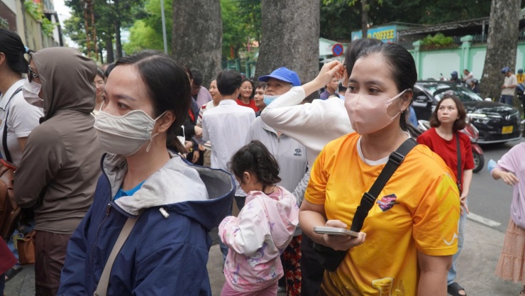 Phụ huynh đứng chờ con trước điểm thi Trường THCS Võ Trường Toản