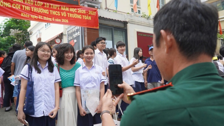 Em Khánh Vy (bìa trái) tự tin với bài thi môn ngữ văn của mình