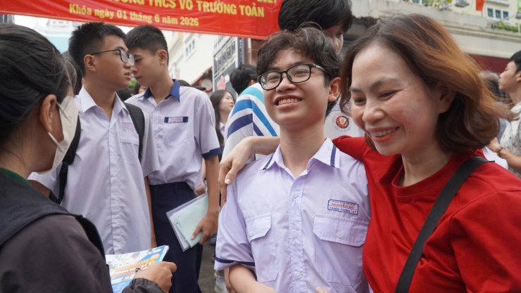 Phụ huynh mừng rỡ khi thấy con trai làm bài thi tốt