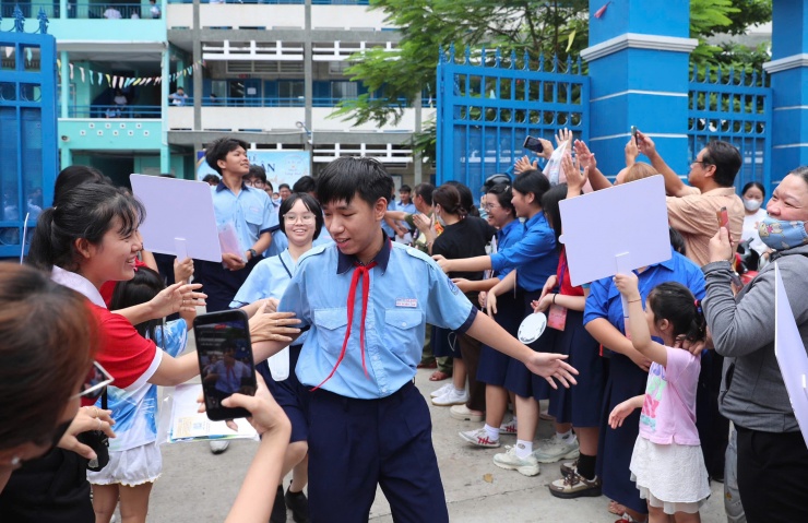 Thí sinh hoàn thành môn thi đầu tiên với màn cổ vũ nồng nhiệt từ phụ huynh