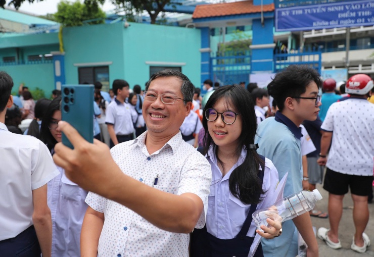 Khoảnh khắc "đốn tim" của hai cha con trong ngày thi tuyển sinh lớp 10 tại TPHCM