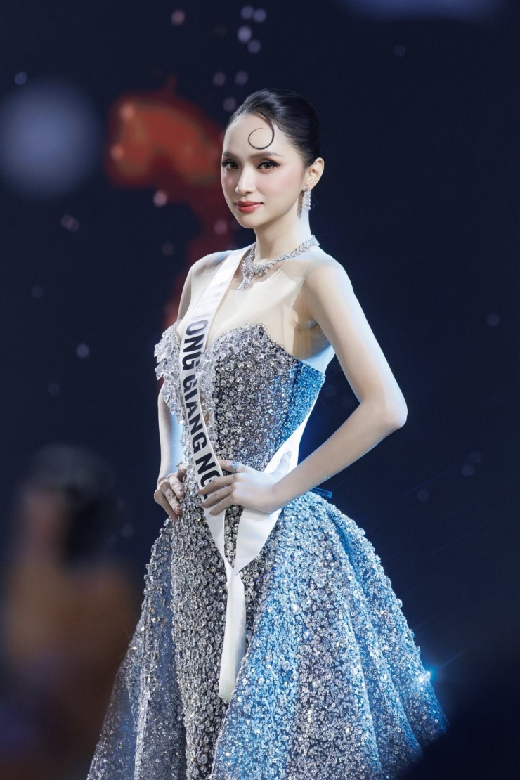 Hương Giang diễn đầm dạ hội 19 kg ở mở màn MGI All Stars.