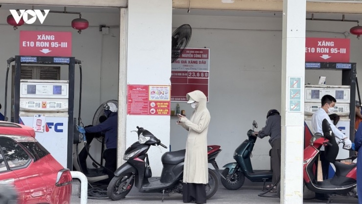 Người mua xăng sinh học E10 ở Hà Nội
