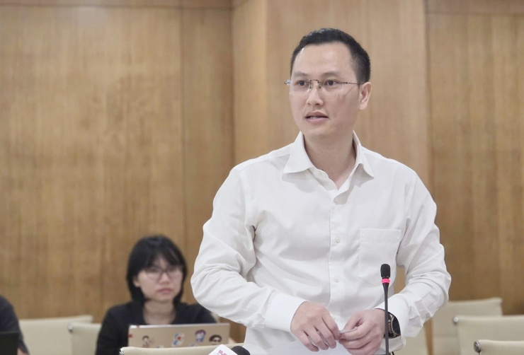 Ông Nguyễn Anh Cương, Phó Cục trưởng Cục Viễn thông, cho biết theo quy định tại Thông tư 08, đến thời điểm 15/6/2026 nếu vẫn không thực hiện xác nhận, các thuê bao này sẽ tạm dừng dịch vụ chiều đi (gọi điện, nhắn tin SMS đến các thuê bao khác). &nbsp;