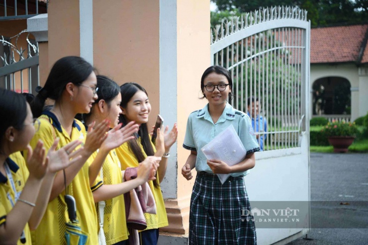 Thí sinh hoàn thành môn thi tiếng Anh tại điểm thi trường THPT chuyên Lê Hồng Phong. Ảnh: Nguyệt Minh