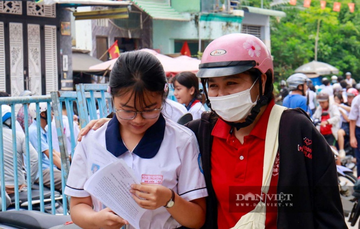 Một thí sinh được phụ huynh động viên sau khi hoàn thành bài thi. Ảnh: Nguyệt Minh