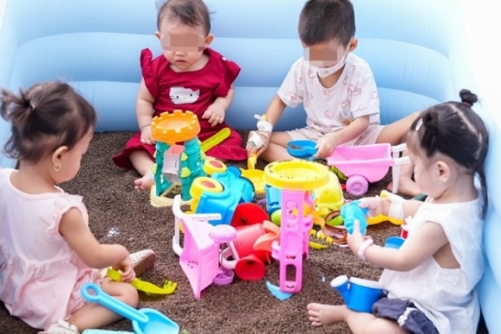 Mái tóc lơ thơ sau hóa trị và nụ cười rạng rỡ ngày 1/6 của cậu bé ung thư máu