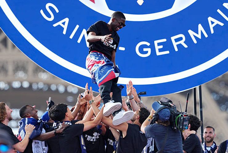 PSG diễu hành rước Cúp C1 trước 10 vạn người, Dembele tuyên bố năm sau làm hat-trick