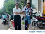 Mẹ chống nạng đến điểm thi động viên con trong kỳ thi "chọi khủng" vào chuyên Sở