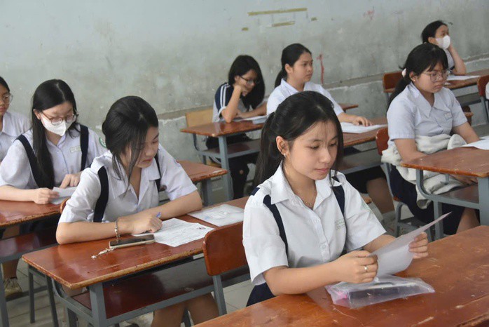 Thí sinh làm thủ tục dự thi vào lớp 10 tại điểm thi Trường THCS Phú Thọ, phường Phú Thọ, TP HCM sáng 31-5. Ảnh: TẤN THẠNH