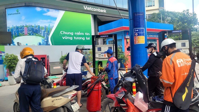 Từ hôm nay, 1-6, xăng E10 sẽ thay thế hoàn toàn xăng khoáng RON 95. Ảnh: LÊ THÚY