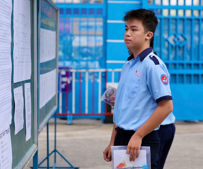 Thí sinh xem sơ đồ phòng thi tại điểm thi Trường THCS Lê Lợi