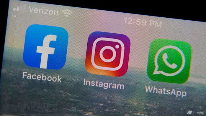 Biểu tượng các ứng dụng Facebook, Instagram và WhatsApp trên màn hình điện thoại di động tại New York - Mỹ. Ảnh: AP