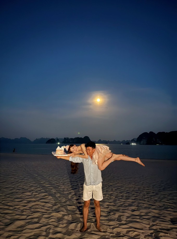 Hòa Minzy và bạn trai Văn Cương hôn nhau đắm đuối trước mặt con - 7