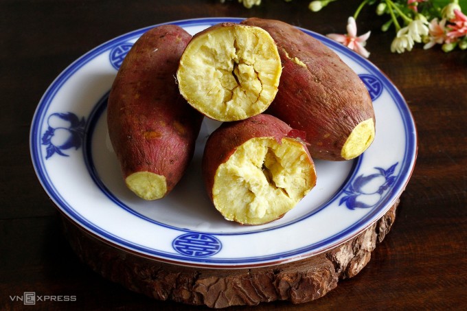 Khoai lang luộc ăn kèm một ly sữa đậu nành là bữa sáng đơn giản mà đủ chất. Ảnh: Bùi Thủy